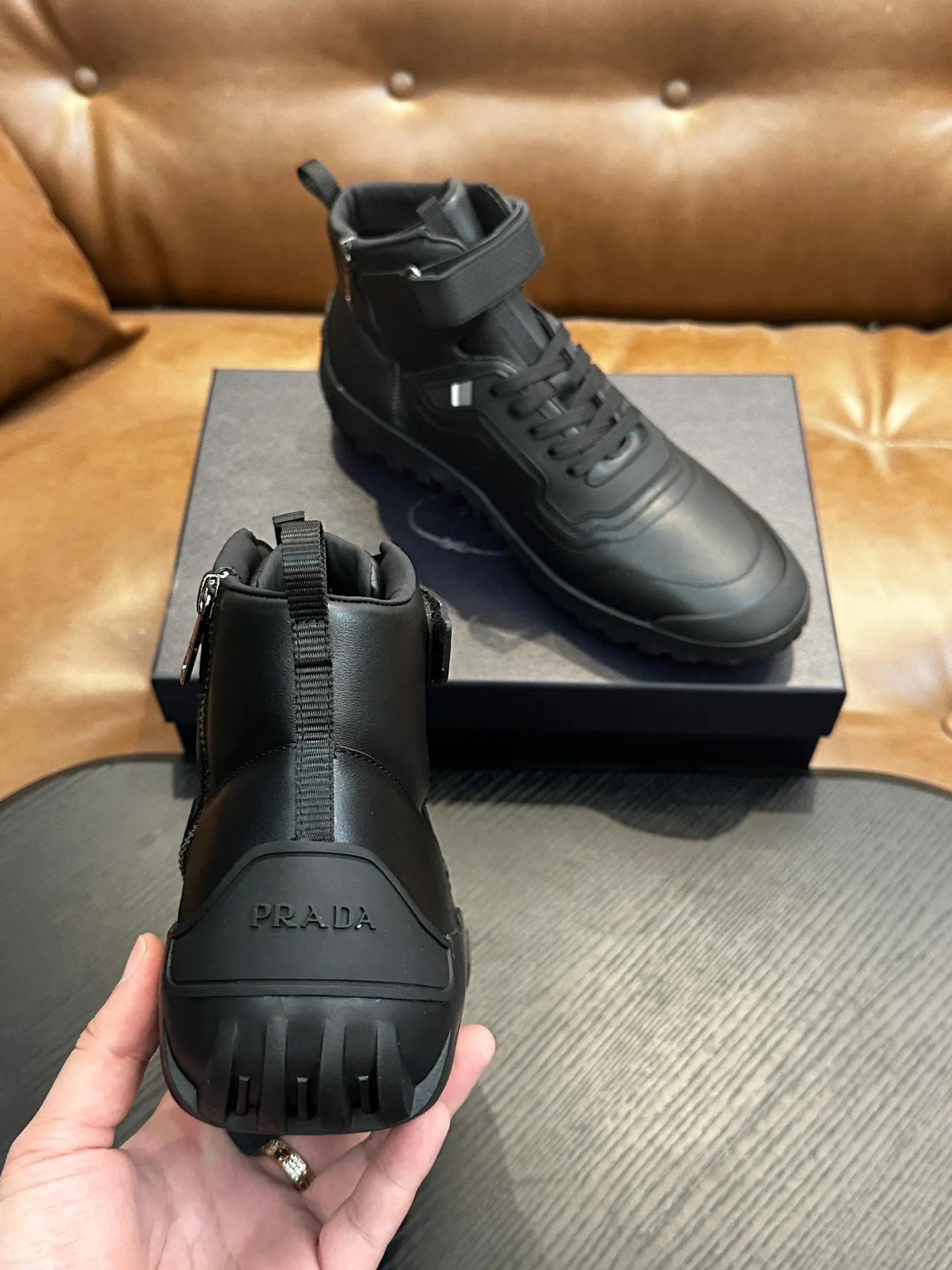 [ PRADA ] Top P: 880💰 ▪️Size: 39-44 (customized at 38.45) Prad*Prada (Mauri order can be made) new men's nylon fabric sneakers This casual sneaker combines elegant and innovative design. It is made of nylon stretch fabric and has a slip-on design. The upper strap is equipped with an adjustable metal buckle, and the letters "PRADA" are eye-catching on the side of the shoe. Comes with full original packaging!